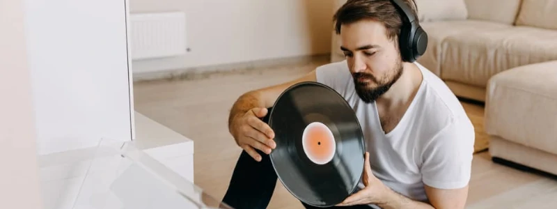 homme s'apprêtant à écouter un disque