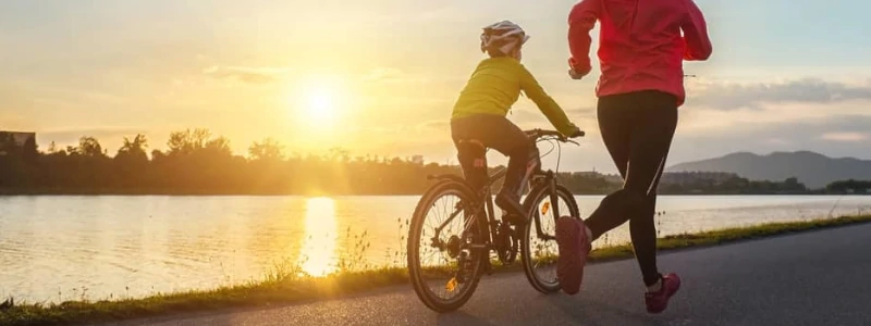 femme courant et enfant faisant du vélo