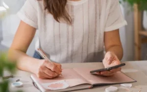 Femme notant les modalités et tarifs d'un forfait mobile